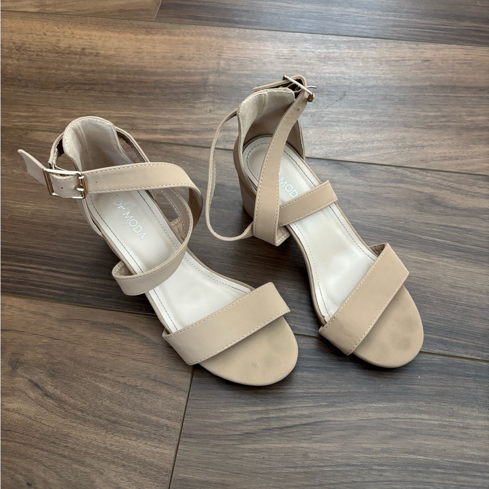 Elegant Tan Strappy Sandals